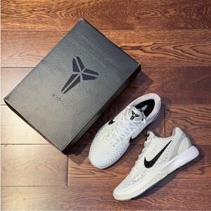 Nike Men's White and Black Athletic Shoes- Nike zoom Kobe 6- hot item!